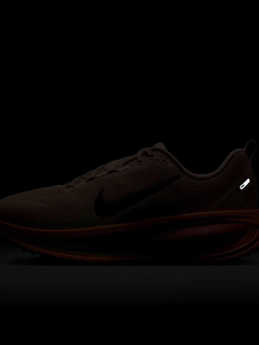 NIKE Обувки VOMERO 18