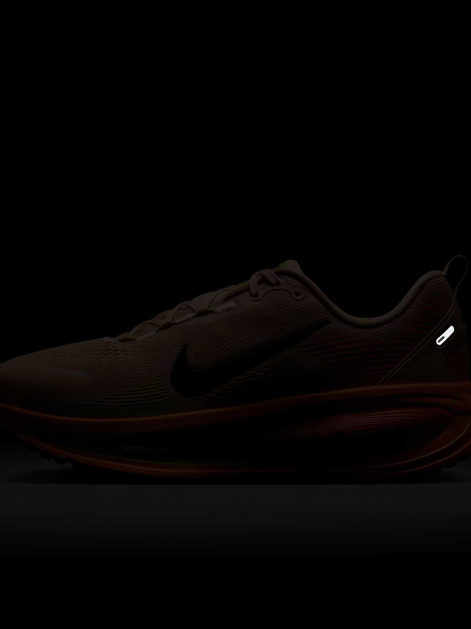 NIKE Обувки VOMERO 18