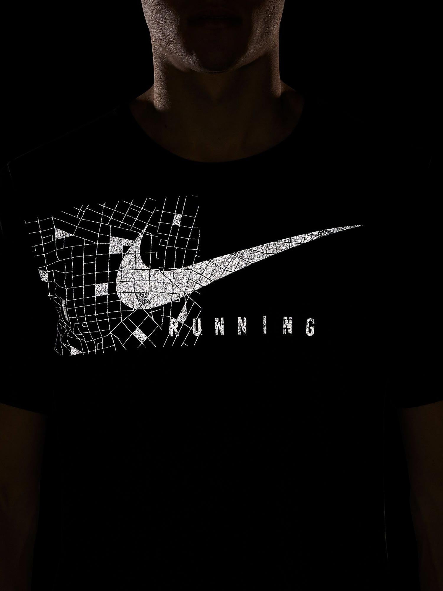 NIKE Тениска M NK DF UV MILER RUNDVN SS GFX