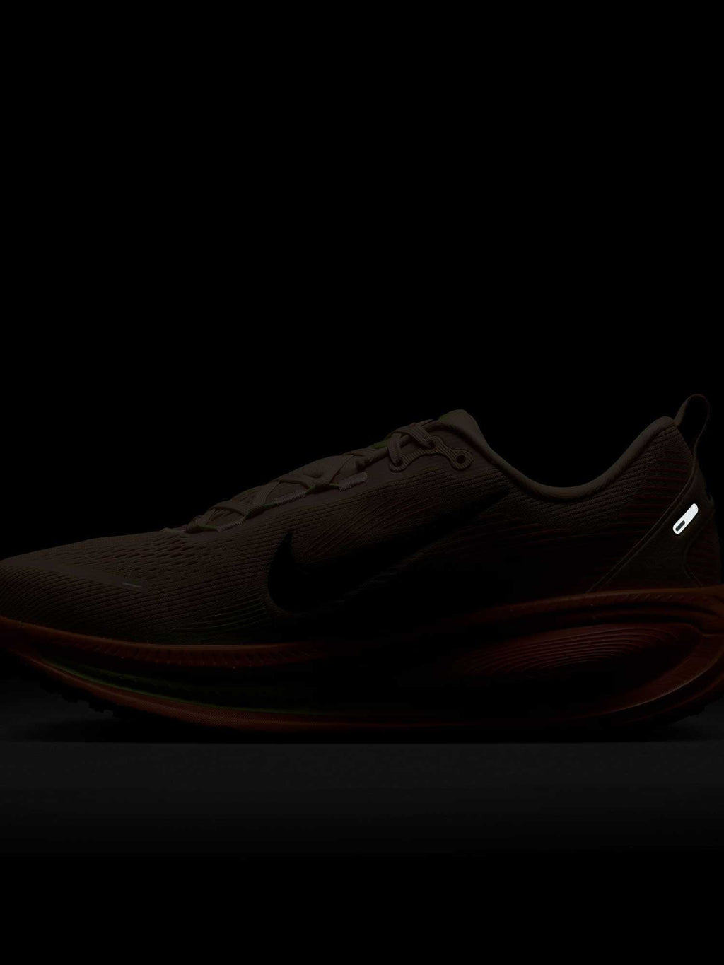 NIKE Обувки VOMERO 18