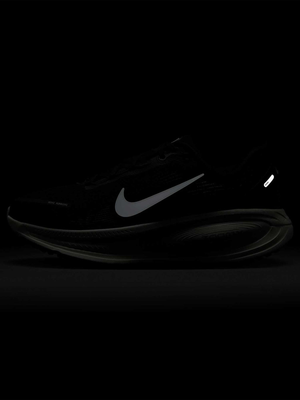 NIKE Обувки W VOMERO 18