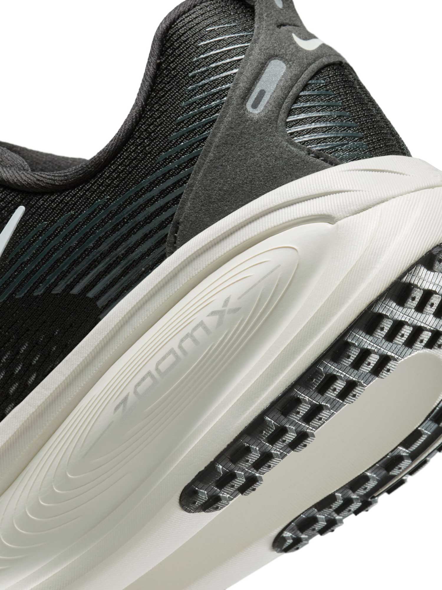 NIKE Обувки W VOMERO 18