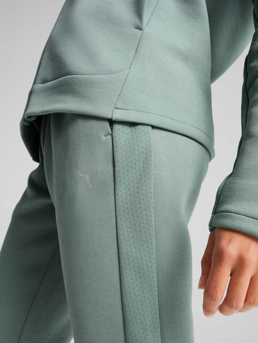 PUMA Спортно долнище EVOSTRIPE Sweatpants DK op