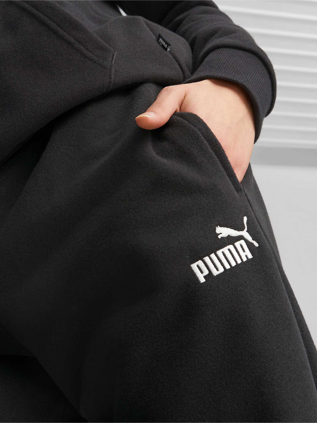 PUMA Спортно долнище ESS Elevated