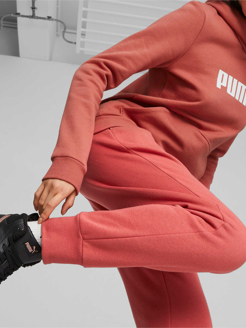 PUMA Спортно долнище ESS Sweatpants FL cl (s)