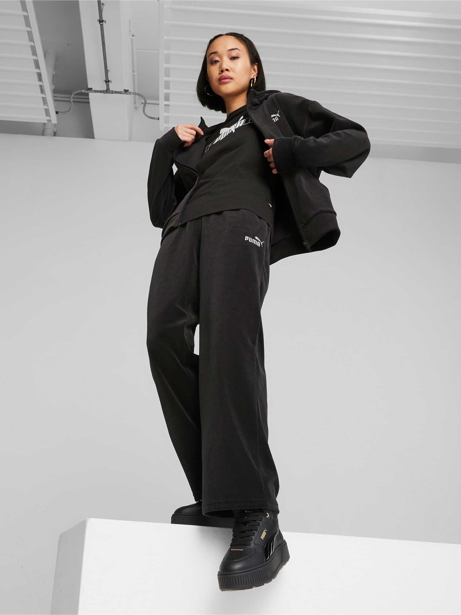 PUMA Спортно долнище ESS ELEVATED Velour Straight Pants