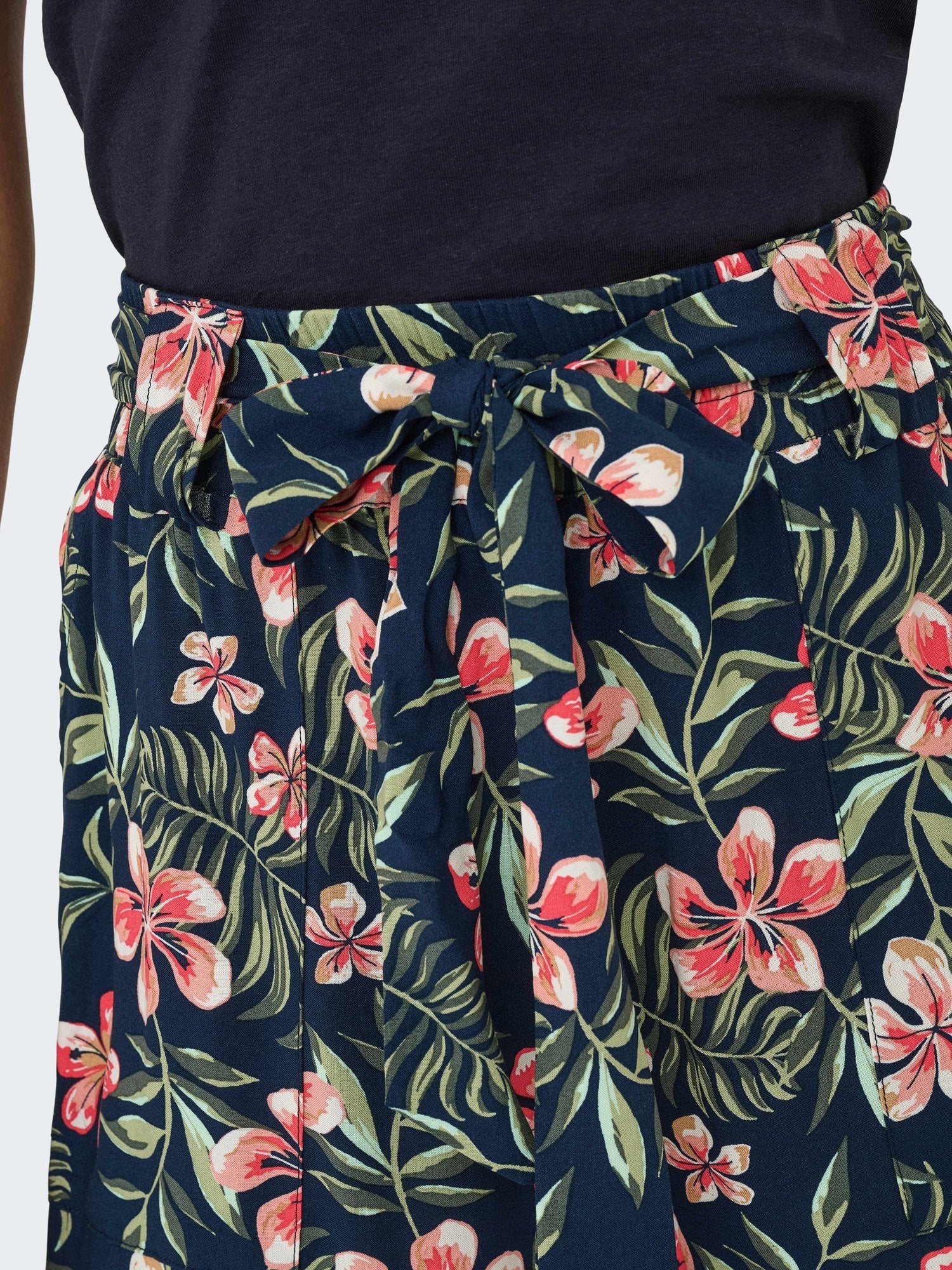 ONLY Къси панталони ONLNOVA LIFE VIS TALIA SHORTS WVN