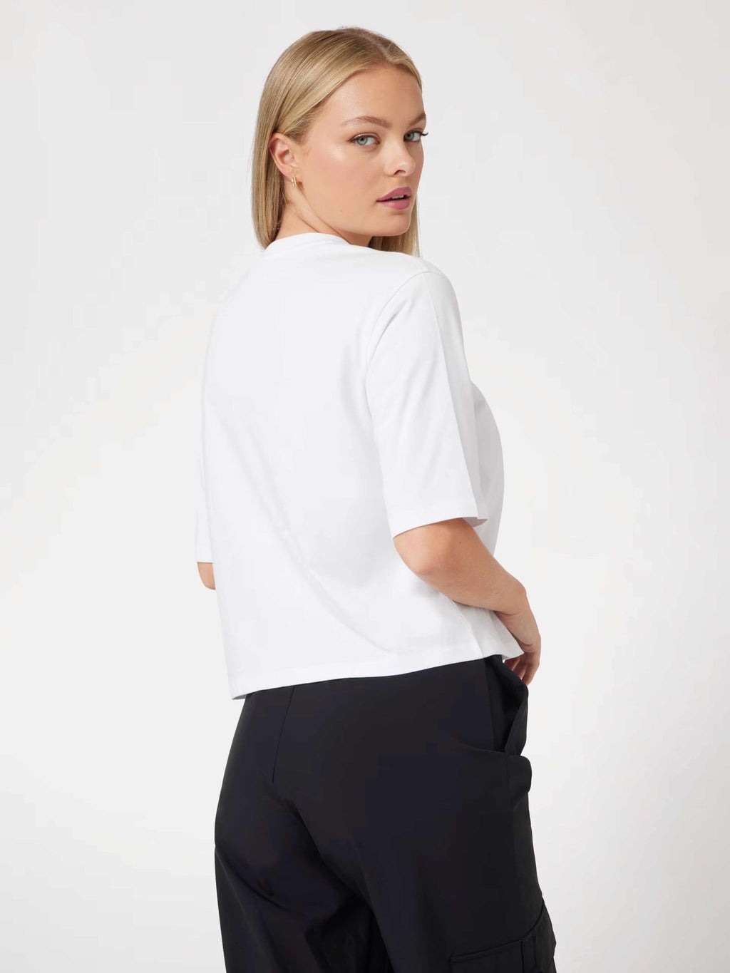 GUESS Тениска AURELIE BOXY TEE