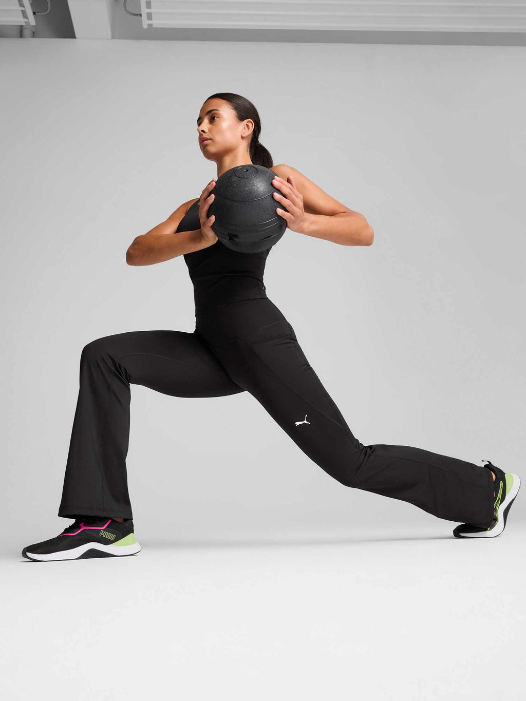 PUMA Спортно долнище W TAD ESSENTIAL HW BOOTCUT PANT