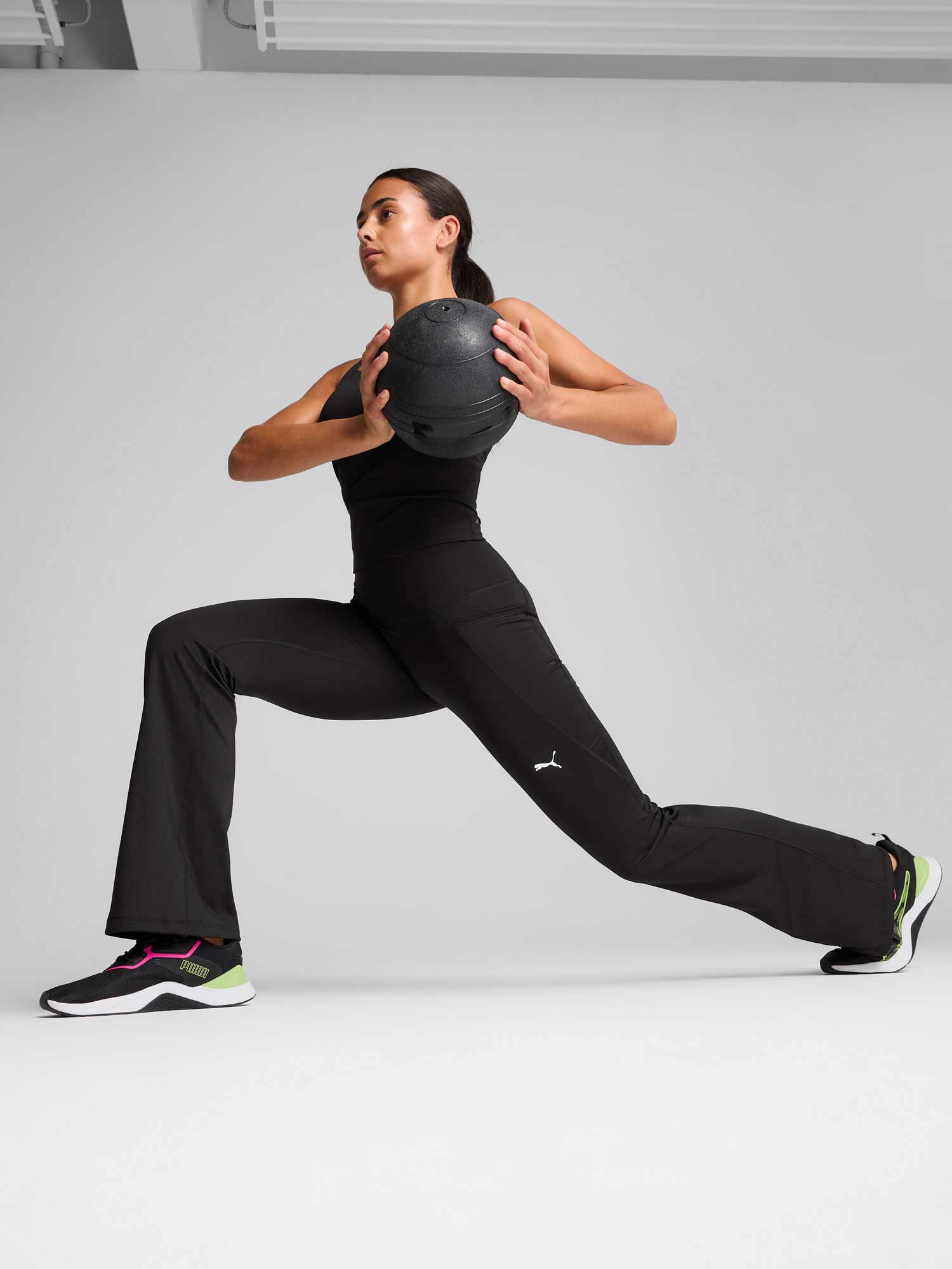 PUMA Спортно долнище W TAD ESSENTIAL HW BOOTCUT PANT