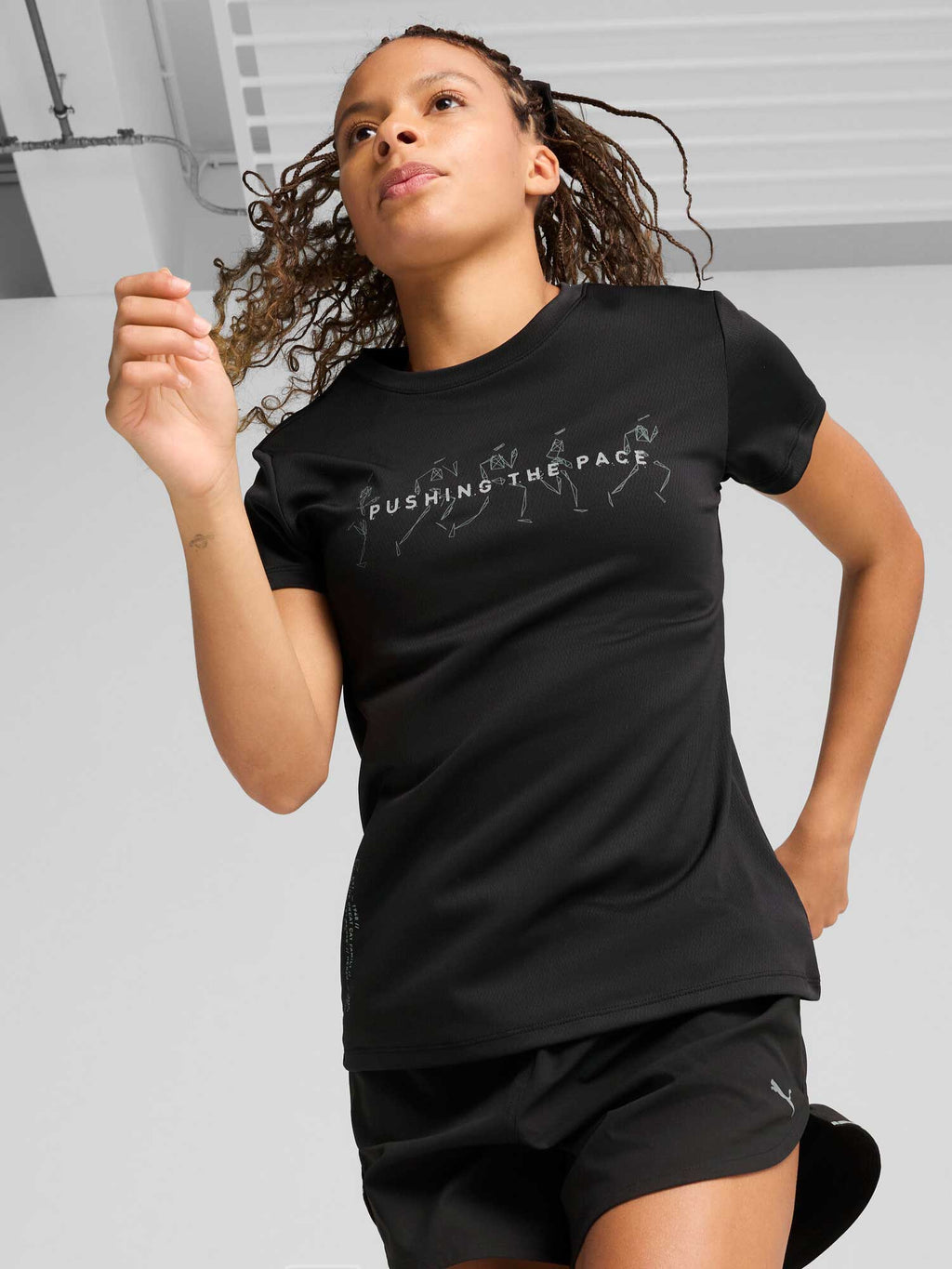 PUMA Тениска GRAPHICS RUNNING SLOGAN TEE W