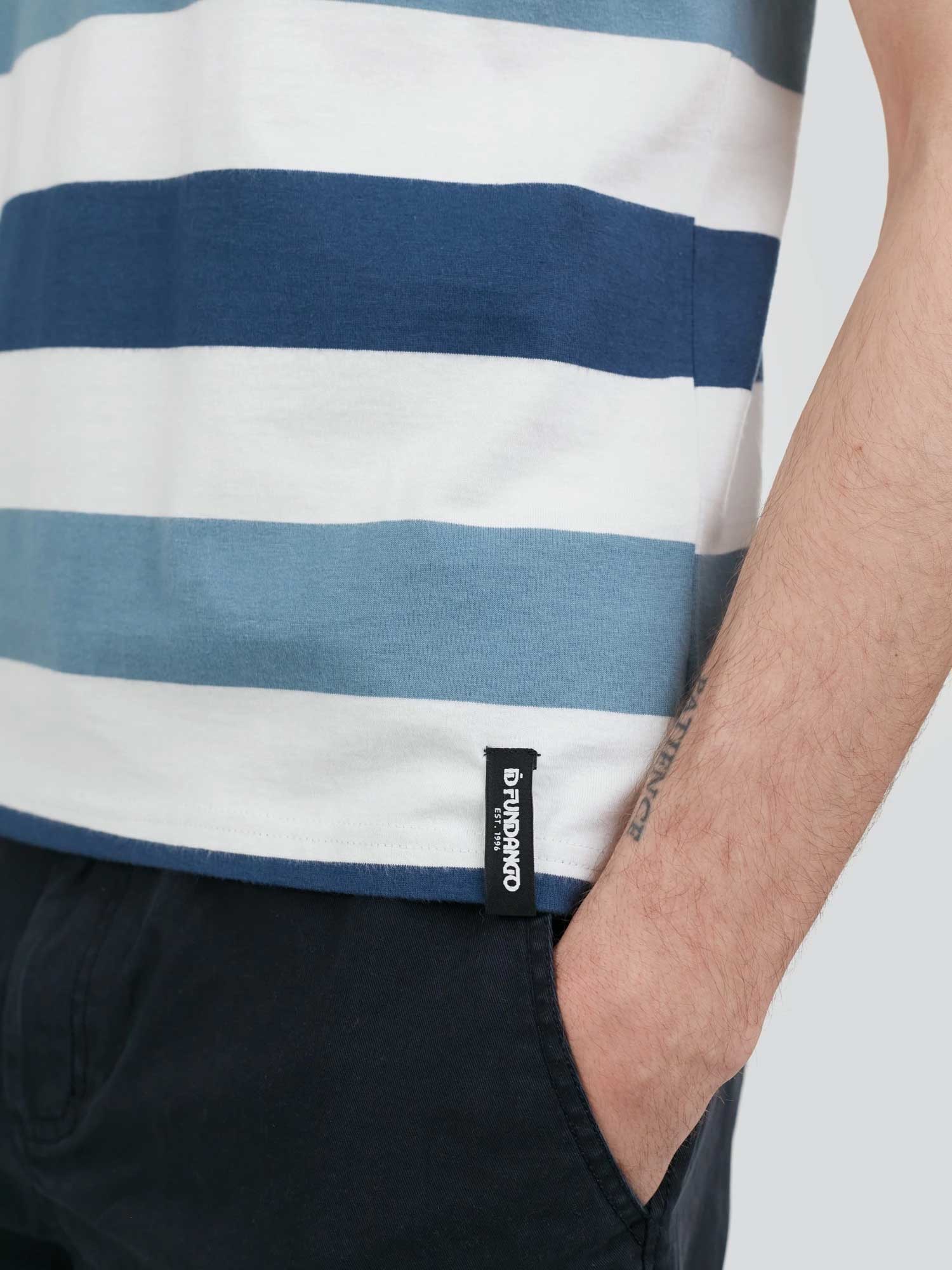 FUNDANGO Тениска Incognito Stripe