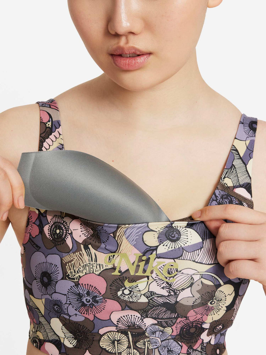 NIKE Спортен сутиен SWSH FEMME AOP