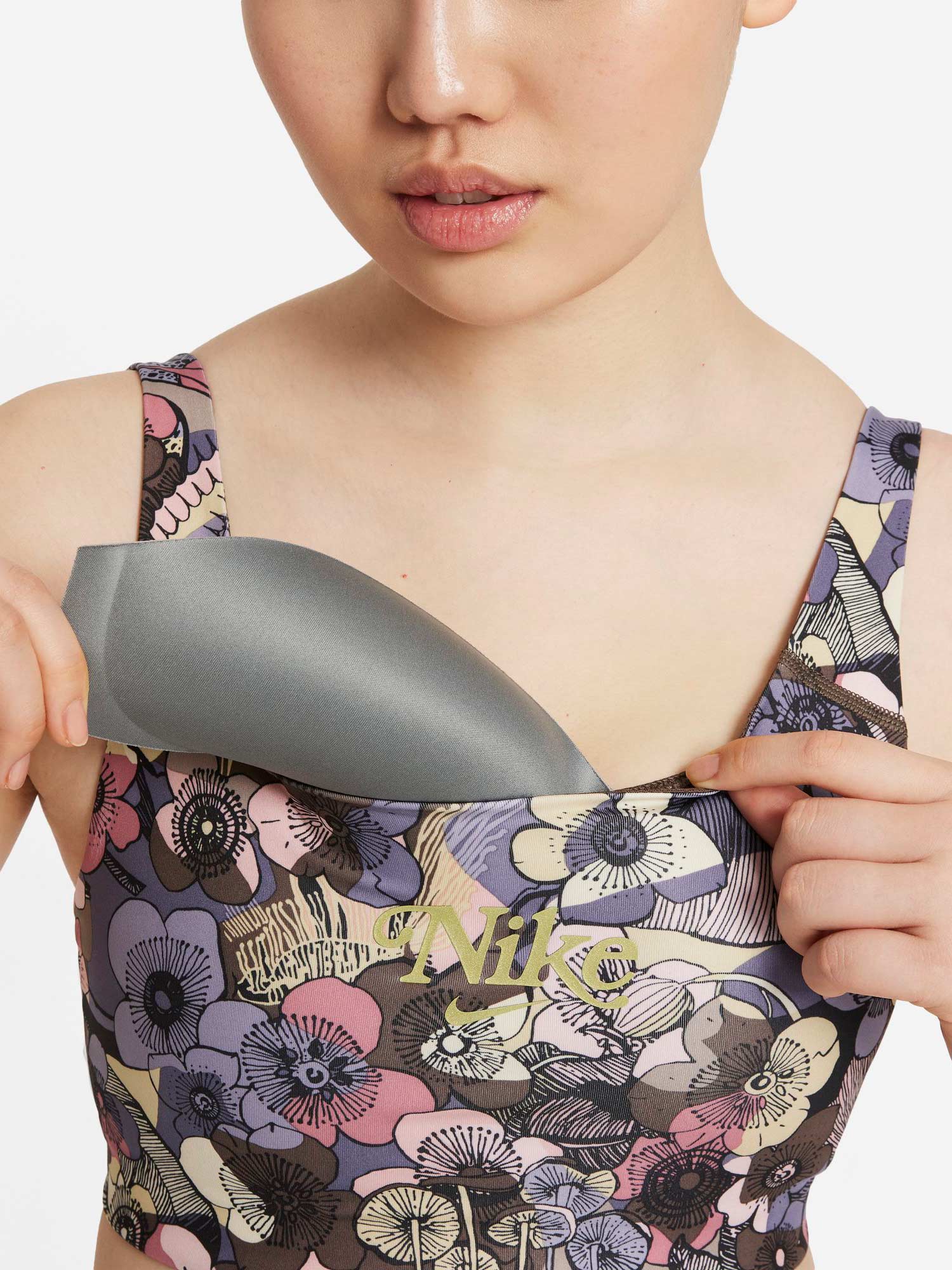 NIKE Спортен сутиен SWSH FEMME AOP