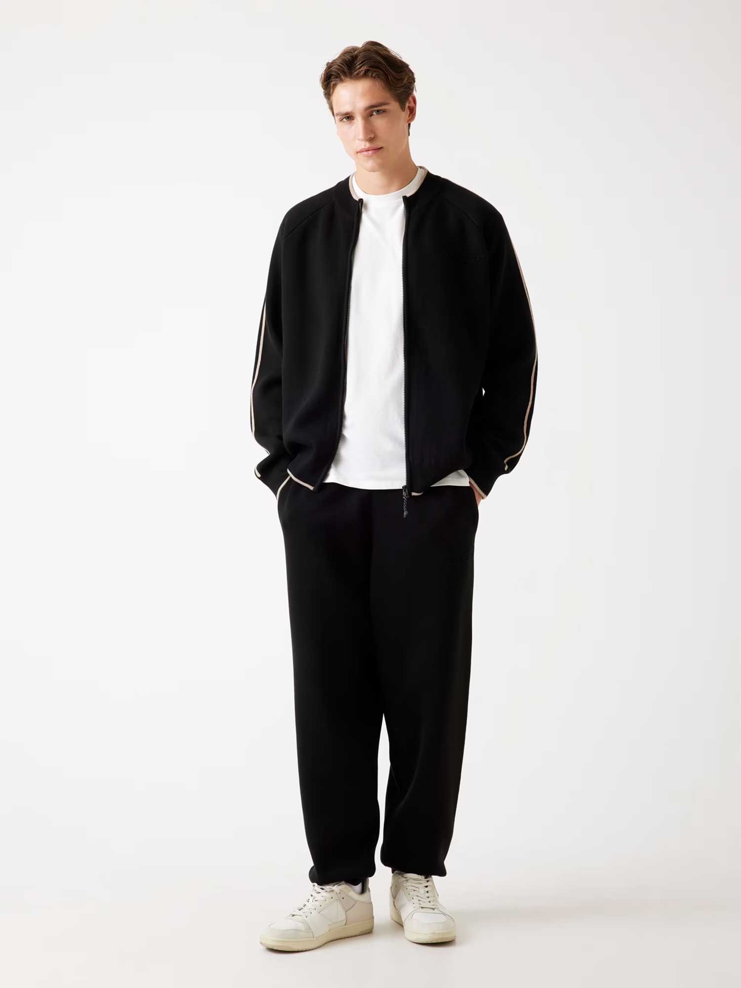 GUESS Спортно горнище YAKI ZIPPED SWEATSHI
